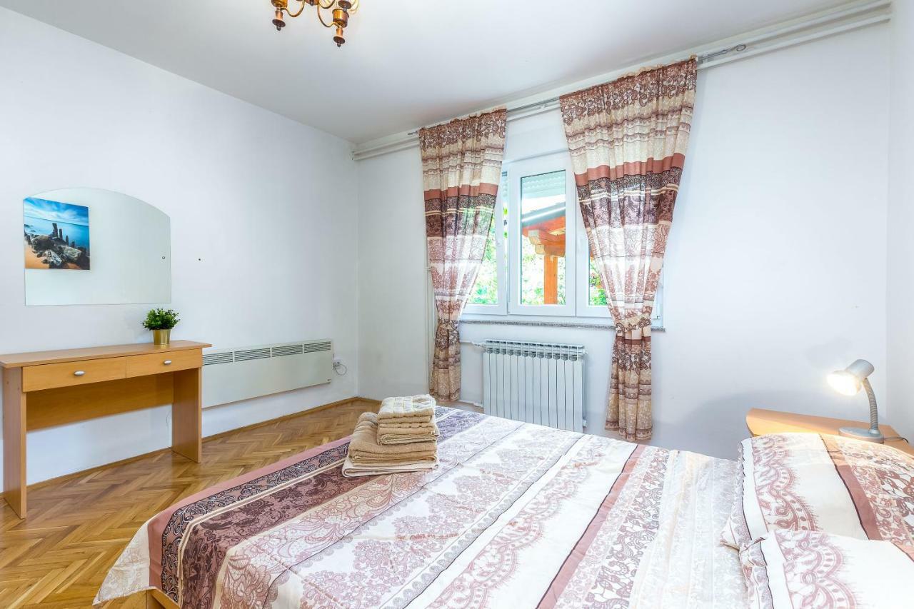 Lucia Apartman *
