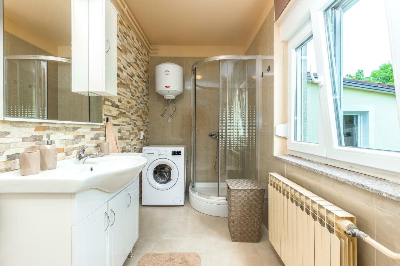Lucia Apartman *